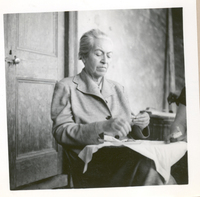 [Gabriela Mistral en Montegrande]  [fotografía].