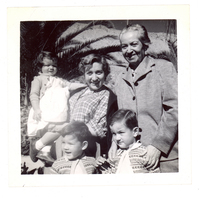 [Gabriela Mistral junto a Nelly Hernández y sus hijos]  [fotografía].