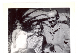 [Gabriela Mistral junto a Nelly Hernández y sus hijos]  [fotografía].