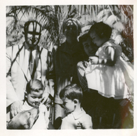 [Gabriela Mistral junto a la familia Hernández en Montegrande]  [fotografía].