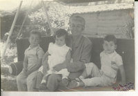 [Gabriela Mistral junto a tres niños]  [fotografía].