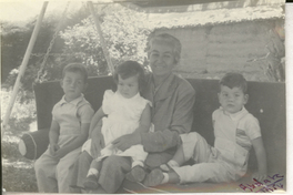 [Gabriela Mistral junto a tres niños]  [fotografía].