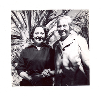 [Gabriela Mistral y Lucía Rodríguez en el Fundo El Ajial de Montegrande]  [fotografía].