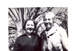 [Gabriela Mistral y Lucía Rodríguez en el Fundo El Ajial de Montegrande]  [fotografía].