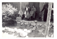 [Gabriela Mistral y amigos en la Casa-Escuela de Montegrande]  [fotografía].