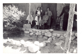 [Gabriela Mistral y amigos en la Casa-Escuela de Montegrande]  [fotografía].
