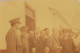 [Gabriela Mistral junto a autoridades a su llegada a Vicuña]  [fotografía].