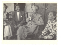 [Gabriela Mistral tomando mate en Montegrande]  [fotografía].