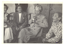 [Gabriela Mistral tomando mate en Montegrande]  [fotografía].