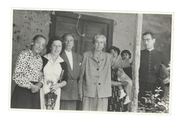 [Gabriela Mistral en la Casa-Escuela de Montegrande]  [fotografías].