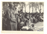 [Gabriela Mistral en la Plaza de Armas de Vicuña]  [fotografía].