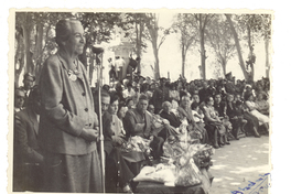 [Gabriela Mistral en la Plaza de Armas de Vicuña]  [fotografía].
