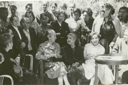 [Gabriela Mistral en la Plaza de Armas de Vicuña]  [fotografía].