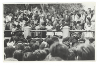[Gabriela Mistral en la Plaza de Armas de Vicuña]  [fotografía].