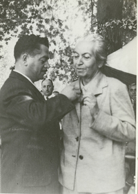 [Gabriela Mistral recibiendo una medalla a su llegada a Vicuña]  [fotografía].