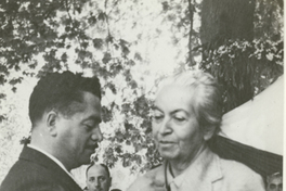 [Gabriela Mistral recibiendo una medalla a su llegada a Vicuña]  [fotografía].
