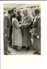 [Gabriela Mistral y Amelia Rojas en Montegrande]  [fotografía].