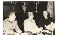 [Gabriela Mistral junto al Presidente Carlos Ibañez del Campo]  [fotografía].