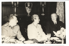 [Gabriela Mistral junto al Presidente Carlos Ibañez del Campo]  [fotografía].