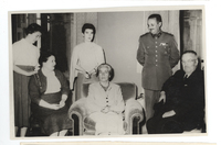 [Gabriela Mistral junto al Presidente Carlos Ibañez del Campo]  [fotografía].