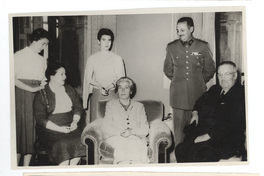 [Gabriela Mistral junto al Presidente Carlos Ibañez del Campo]  [fotografía].
