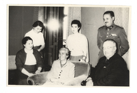 [Gabriela Mistral junto al Presidente Carlos Ibañez del Campo y su familia]  [fotografía].
