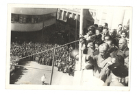 [Gabriela Mistral Saludando desde la Intendencia de Valparaíso]  [fotografía].