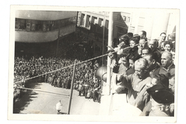 [Gabriela Mistral Saludando desde la Intendencia de Valparaíso]  [fotografía].
