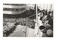 [Gabriela Mistral Saludando desde la Intendencia de Valparaíso]  [fotografía].