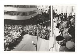 [Gabriela Mistral Saludando desde la Intendencia de Valparaíso]  [fotografía].