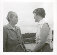 [Gabriela Mistral junto a una amiga en Nueva York]  [fotografía].