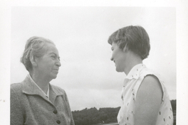 [Gabriela Mistral junto a una amiga en Nueva York]  [fotografía].
