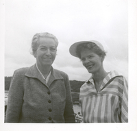 [Gabriela Mistral y Doris Dana en Nueva York]  [fotografía].