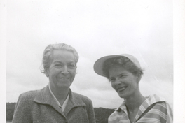 [Gabriela Mistral y Doris Dana en Nueva York]  [fotografía].