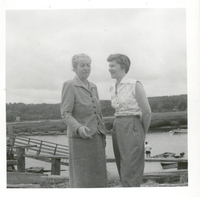 [Gabriela Mistral y una amiga en New York]  [fotografía].