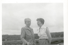 [Gabriela Mistral y una amiga en New York]  [fotografía].