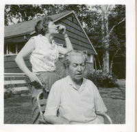 [Gabriela Mistral y una amiga en New York]  [fotografía].