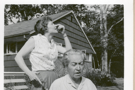 [Gabriela Mistral y una amiga en New York]  [fotografía].