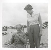 [Gabriela Mistral en New York]  [fotografías].