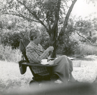 [Gabriela Mistral en una entrevista en New York]  [fotografía].