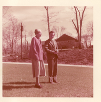 [Gabriela Mistral en New York]  [fotografía].