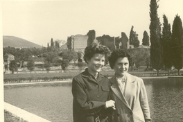 [Doris Dana y Gilda Péndola en Italia]  [fotografía].