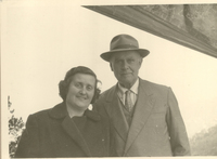 [Un hombre y una mujer en Italia]  [fotografía].