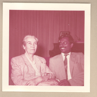 [Gabriela Mistral junto a un amigo en New York]  [fotografía].