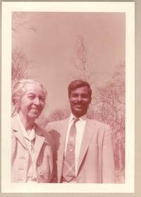 [Gabriela Mistral junto a un amigo en New York]  [fotografía].