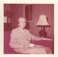 [Gabriela Mistral en New York]  [fotofrafía}.
