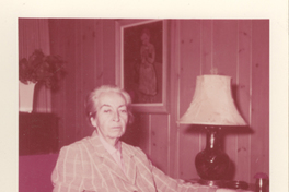 [Gabriela Mistral en New York]  [fotofrafía}.