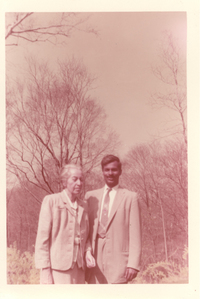 [Gabriela Mistral junto a un amigo en New York]  [fotografía].