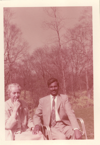 [Gabriela Mistral y un amigo en New York]  [fotografía].