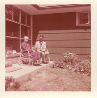 [Gabriela Mistral y un amigo en New York]  [fotografía].